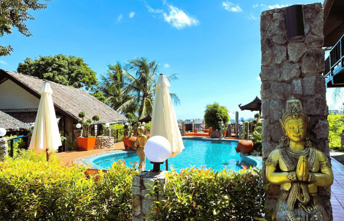 Boomerang Resort Phuket - piscina con Budda