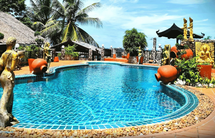 Boomerang Resort Phuket - piscina con anfore e budda