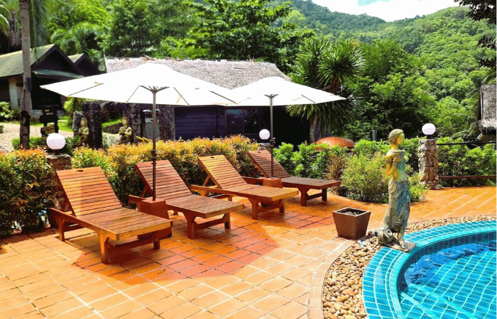 Boomerang Resort Phuket - piscina lettini ombrelloni
