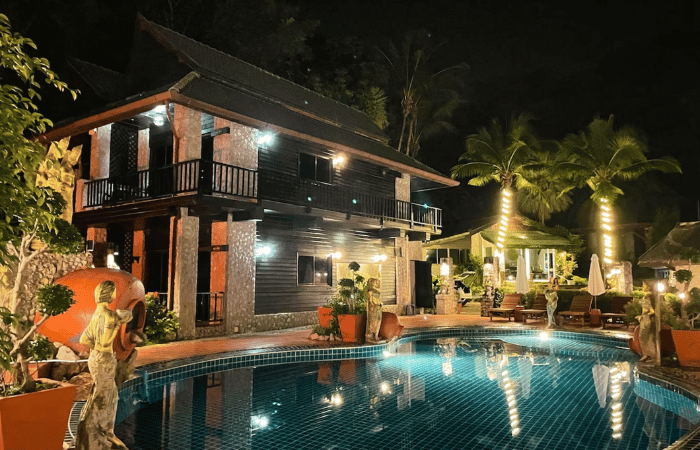 Boomerang Resort Phuket - piscina notte vista resort